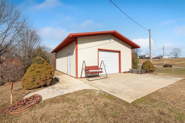 view of outdoor structure with a garage and a yard