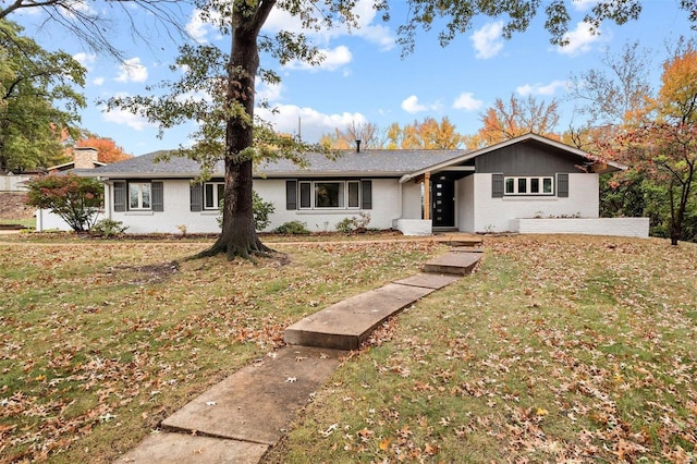 single story home featuring a front yard