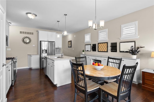 dining room featuring dark hardwood / wood-style flooring, sink, and a notable chandelier