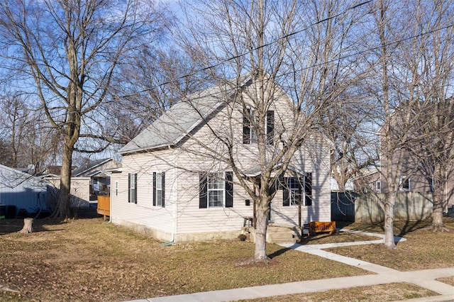 front of property with a front lawn