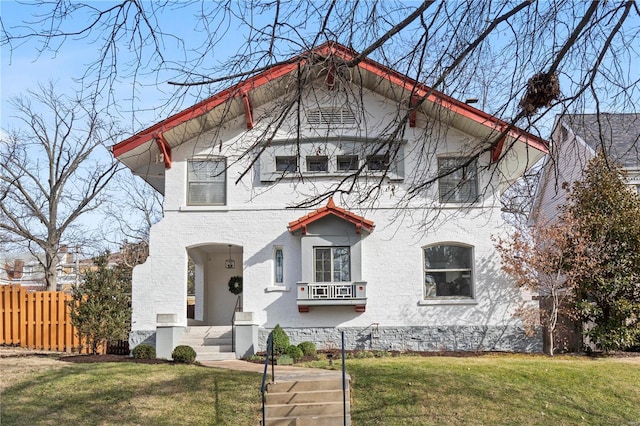 view of front of home with fence and a front yard