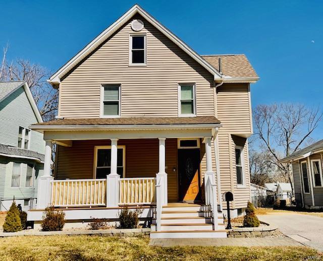 view of front of property with driveway and a porch