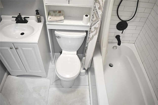 full bathroom with shower / tub combo with curtain, vanity, and toilet