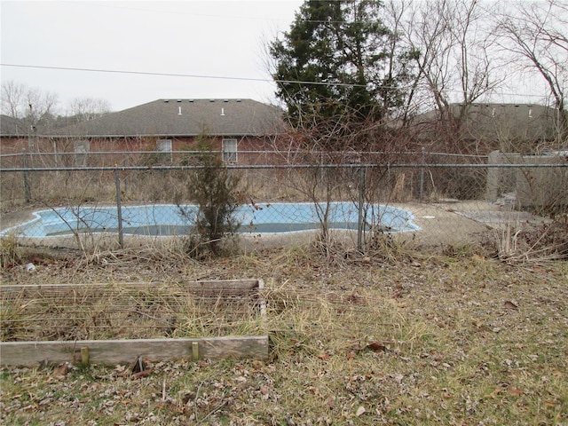 view of yard with a covered pool