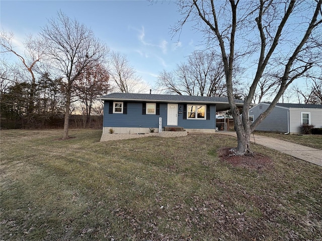 view of front of home featuring a carport and a front lawn