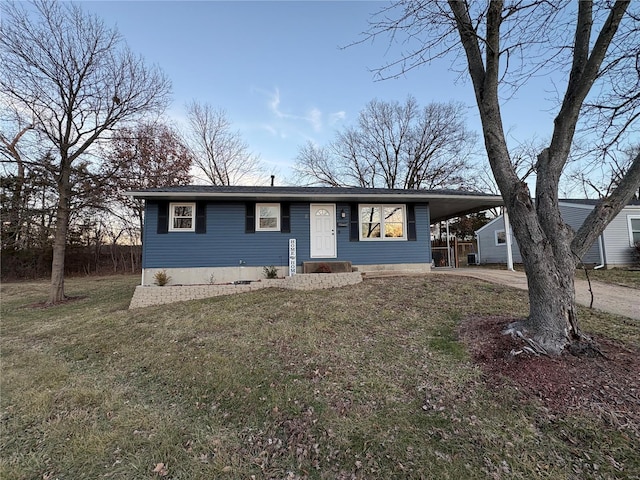 view of front of house featuring a carport and a front lawn