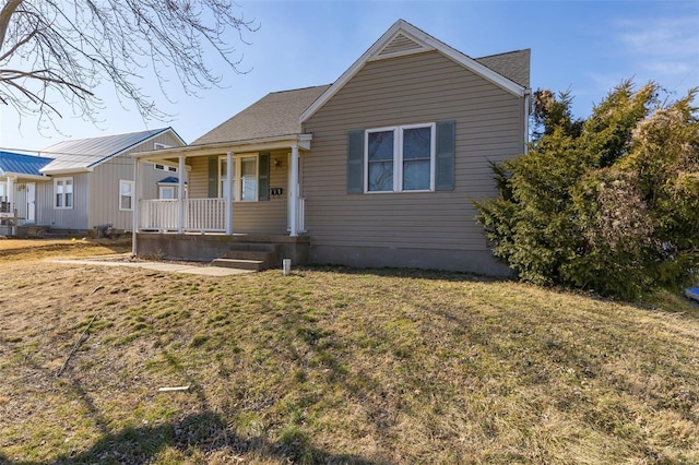 view of front facade with a porch and a front lawn