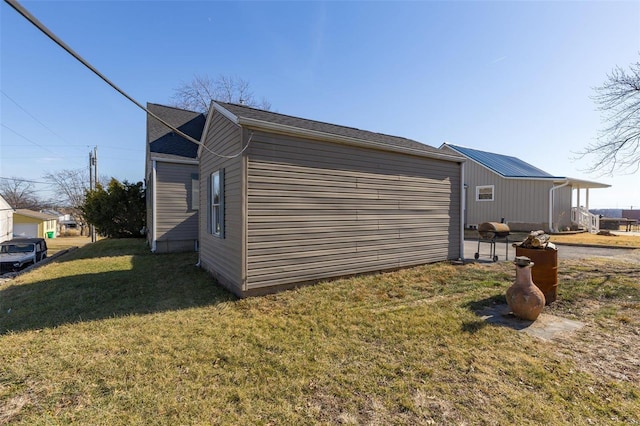 view of side of property featuring a lawn