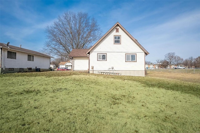 back of house featuring a lawn