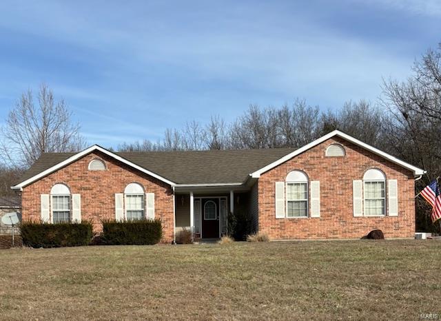 ranch-style home featuring a front lawn