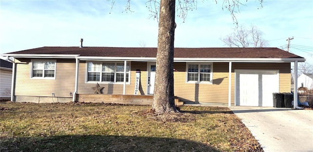 single story home featuring a front lawn