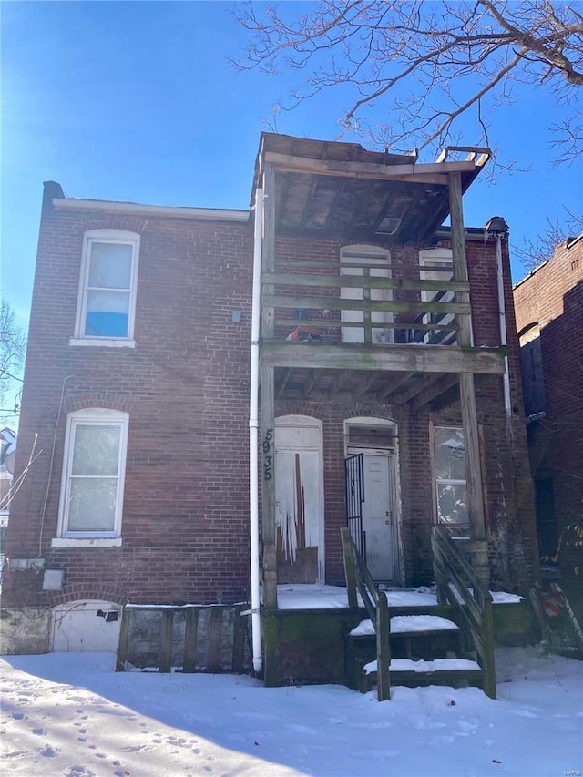 view of front of home featuring a balcony