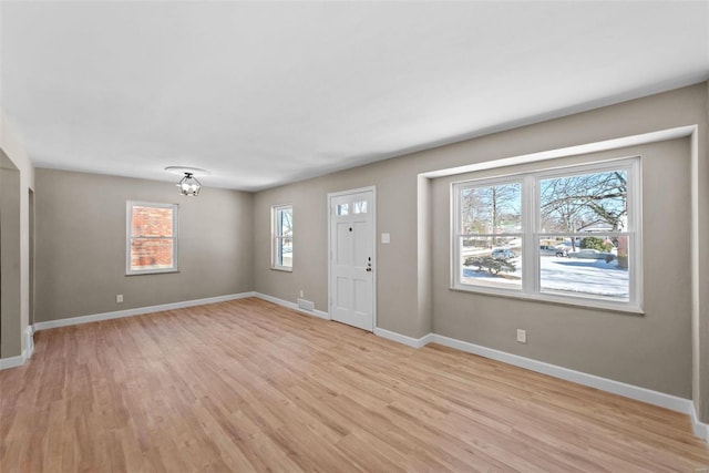 entryway featuring light wood-style floors, visible vents, and baseboards