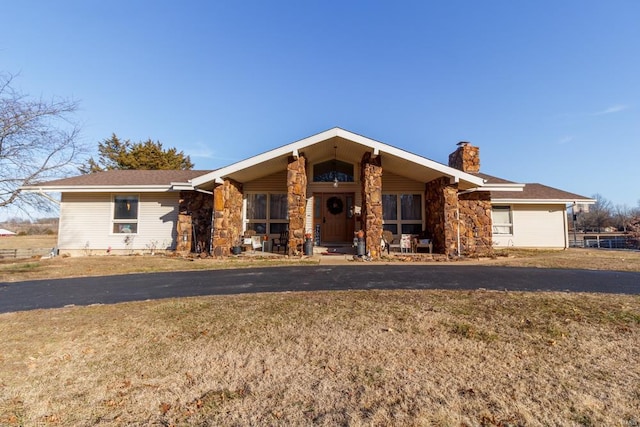 ranch-style house featuring a front yard