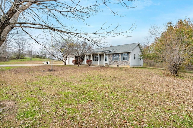 view of front of property featuring a front yard