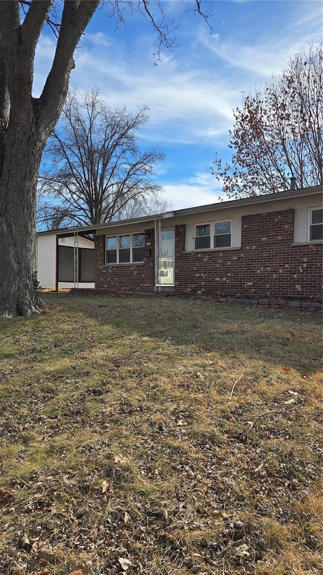 single story home featuring a front yard