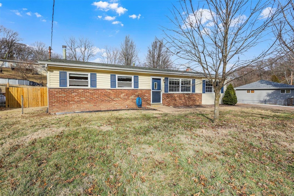 ranch-style home with a front yard