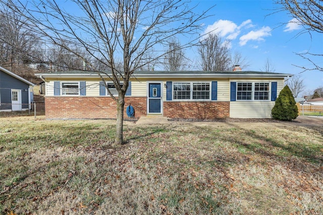 single story home with a front yard