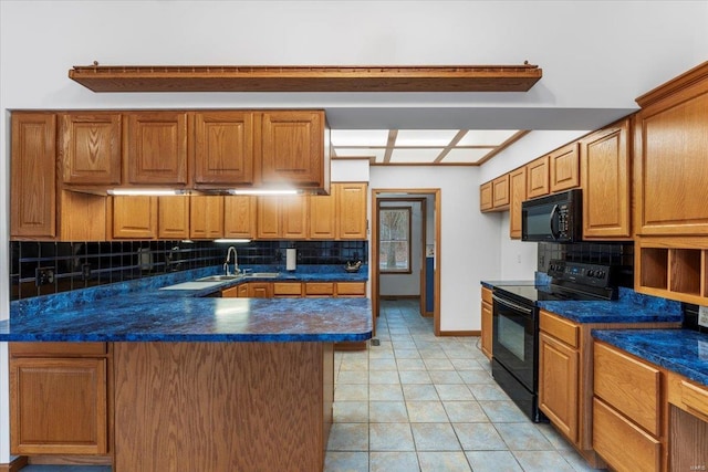 kitchen with tasteful backsplash, sink, kitchen peninsula, and black appliances