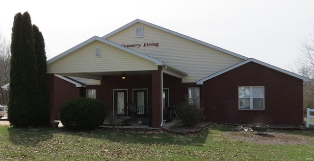 view of front of property featuring a front lawn and covered porch