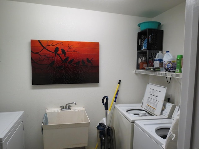 laundry room with sink and washing machine and dryer