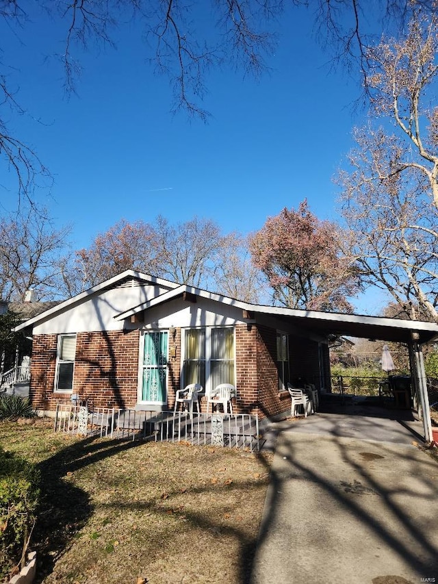 view of front of home featuring a front lawn and a carport