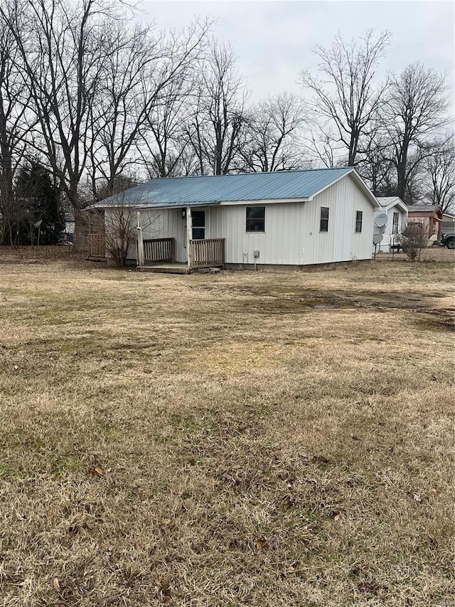 exterior space featuring a front yard