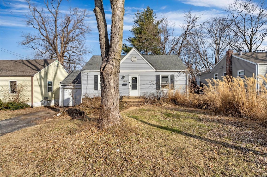 view of front of house with a front lawn