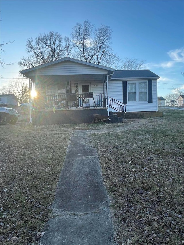 view of front facade with a porch and a front lawn