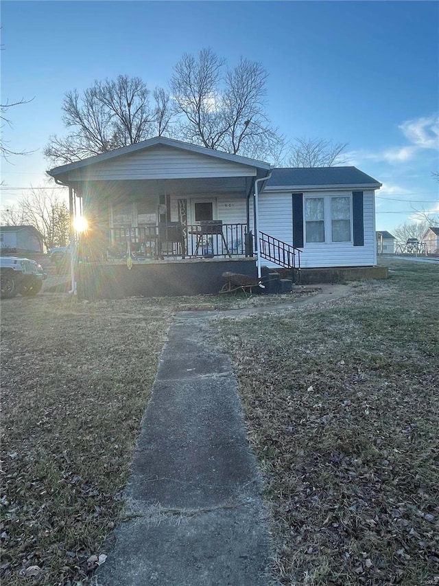 view of front facade with a porch and a front lawn