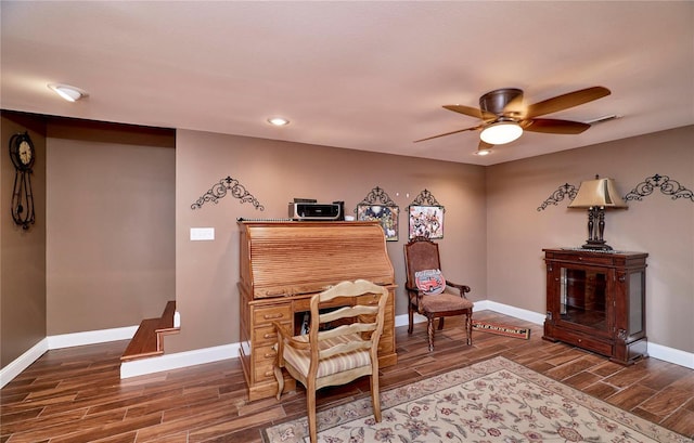 sitting room with ceiling fan