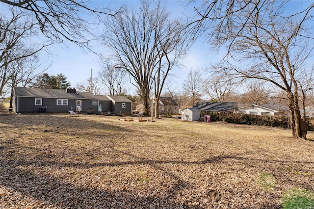 view of yard with a storage unit