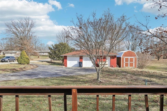 view of yard featuring a shed