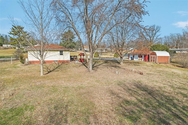 view of yard featuring a storage unit