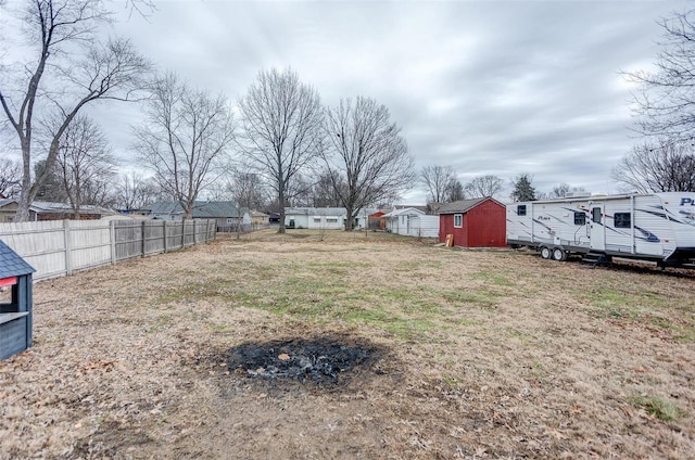 view of yard featuring a storage shed