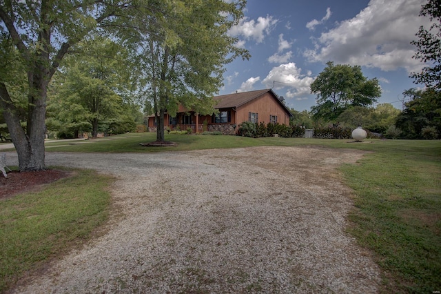 view of front facade featuring a front yard