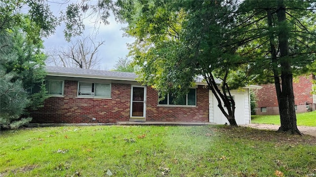 single story home featuring a front lawn