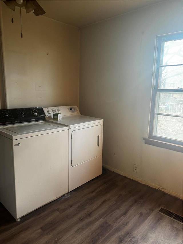 washroom with ceiling fan, dark hardwood / wood-style floors, and independent washer and dryer