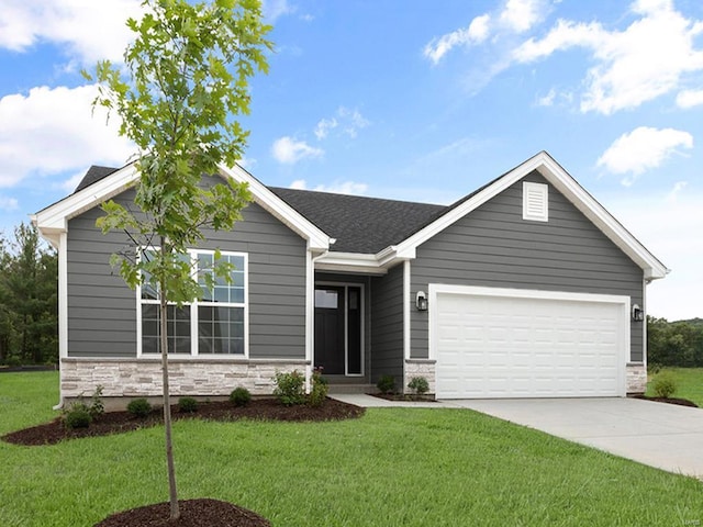 view of front facade featuring a garage and a front yard