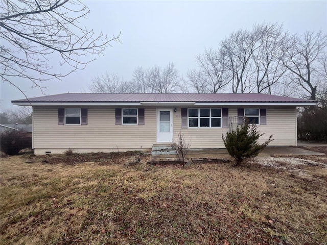 single story home with a front yard