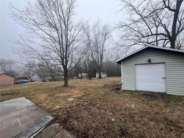 view of yard featuring an outbuilding