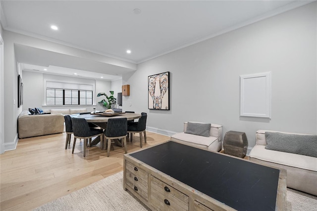 dining space featuring light wood-style floors, baseboards, ornamental molding, and recessed lighting