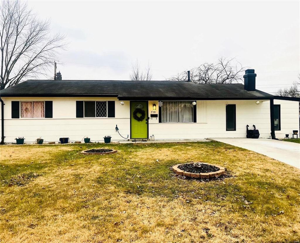 single story home with a front yard