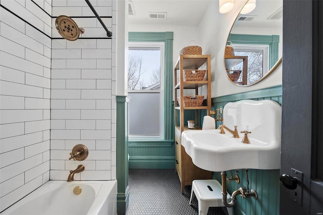 bathroom featuring sink and tiled shower / bath