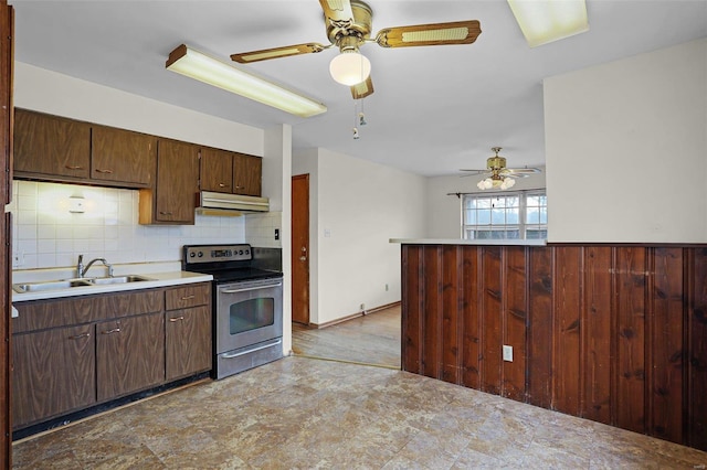 kitchen featuring electric stove, sink, ceiling fan, tasteful backsplash, and kitchen peninsula