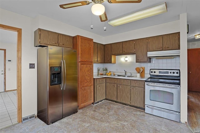 kitchen featuring tasteful backsplash, sink, stainless steel appliances, and ceiling fan