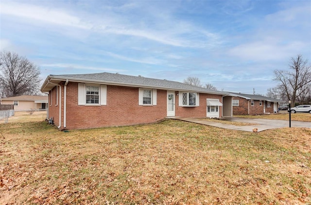 ranch-style house featuring a front lawn