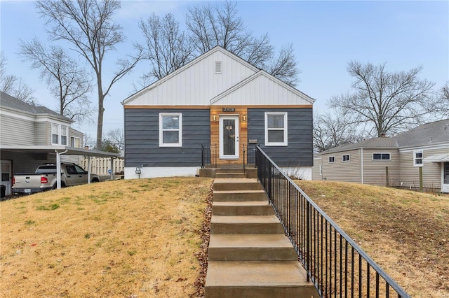 view of front of home featuring a front yard