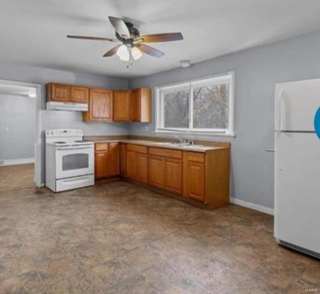 kitchen featuring sink, white appliances, and ceiling fan