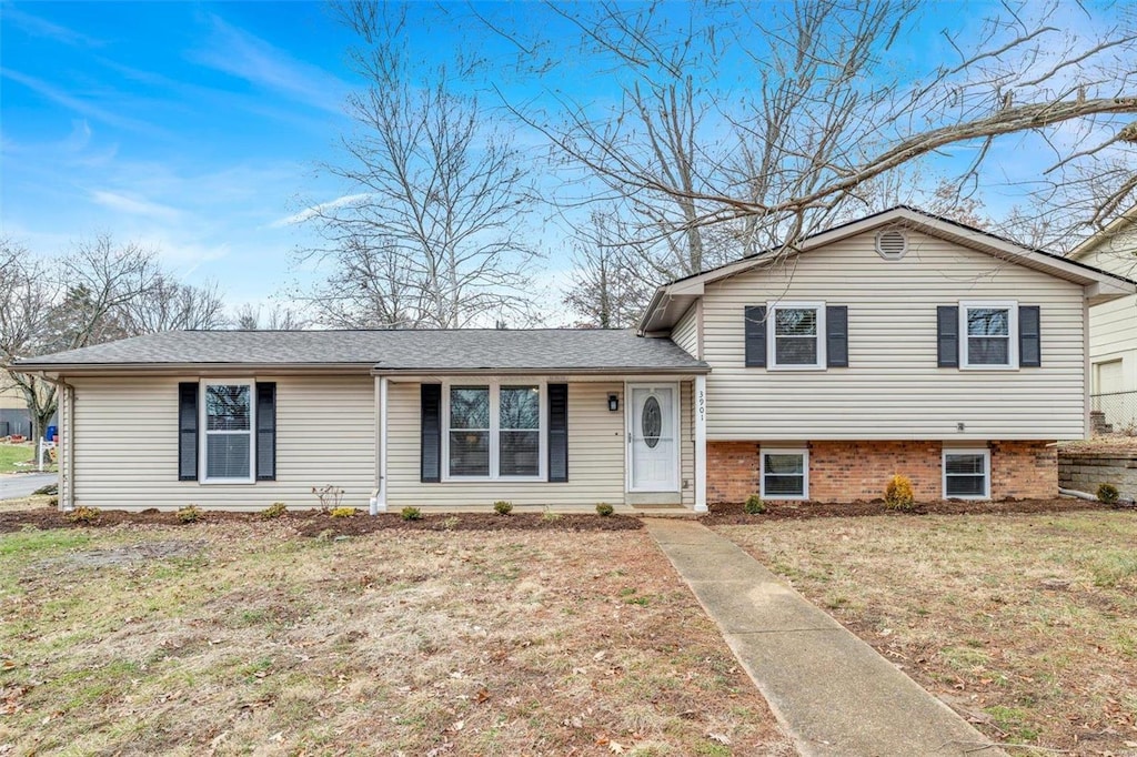 tri-level home featuring a front lawn